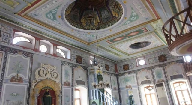 Rum ustalar ve Bulgar işçilerin yaptığı tarihi cami süslemeleriyle dikkatleri çekiyor