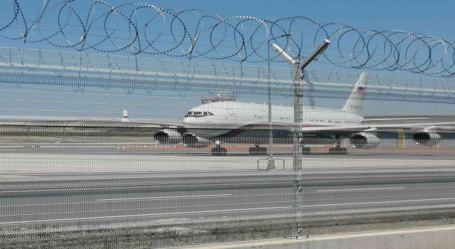 Rusya Savunma Bakanı Sergey Şoygu ve beraberindeki heyet, tahıl sevkiyatı anlaşmasına imza atmak için İstanbula geldi. Rus heyeti taşıyan uçak İstanbul Havalimanına indi.