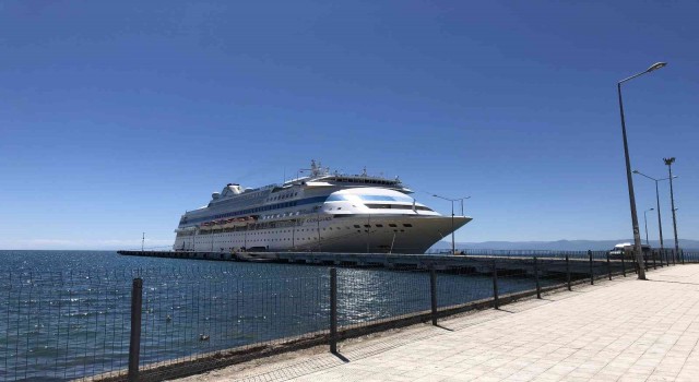 Rusyadan gelen kruvaziyer gemi Sinopta