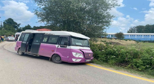 Sakaryada midibüs ile otomobil kafa kafaya çarpıştı: 1i çocuk 4 hafif yaralı