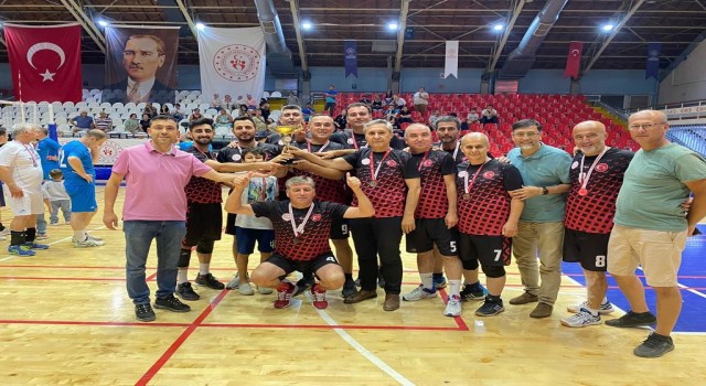 Salihli İlçe Milli Eğitim Müdürlüğü set vermeden şampiyon oldu