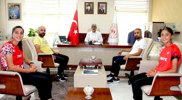 Şampiyon kızlardan Müdür Özsoya ziyaret