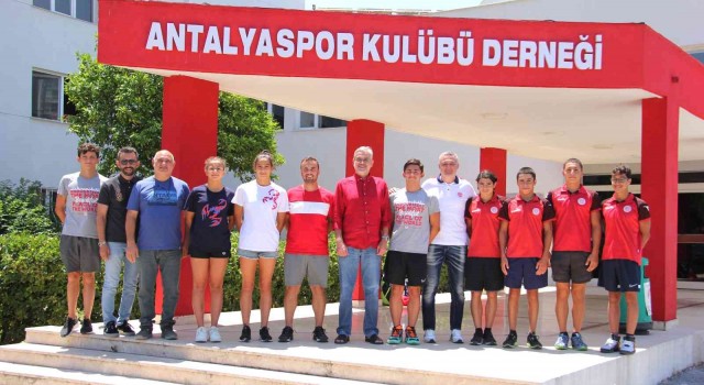 Şampiyon sporcular altınla ödüllendirildi