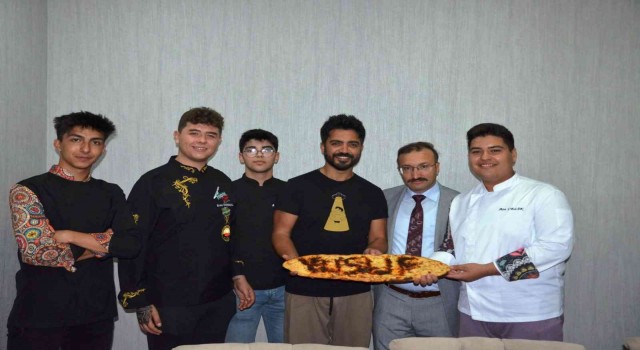 Sanatçı Yusuf Güneyden Emet Pidesi ve keçi peynirine övgü