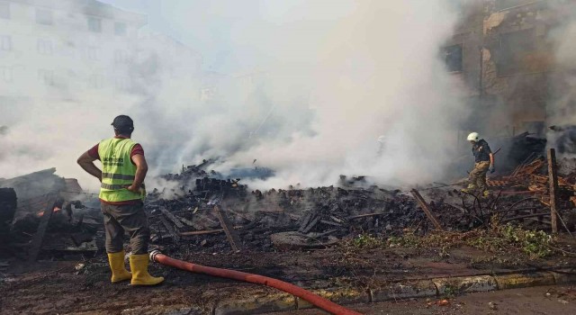 Sancaktepede arazi yangını binaya sıçradı: 3 itfaiye eri dumandan etkilendi