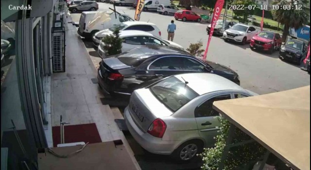 Sancaktepede çatıdan düşen şemsiyeden 3 saniye ile kurtuldu