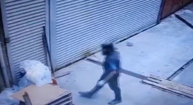 Sancaktepede iş yerinin önünde bulunan malzemeleri çalan hırsız kamerada