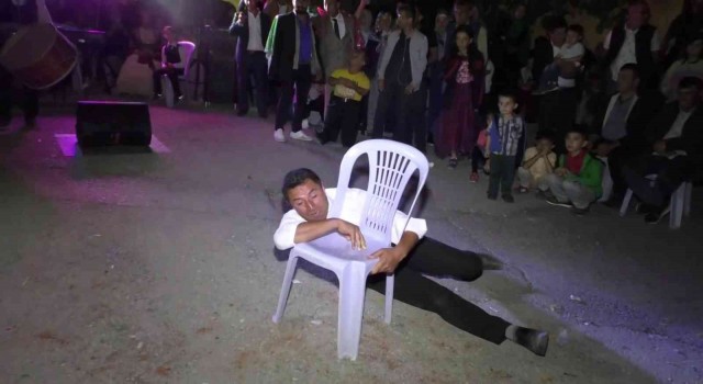Sandalya ile güreş tutan davulcu ilgi odağı oldu