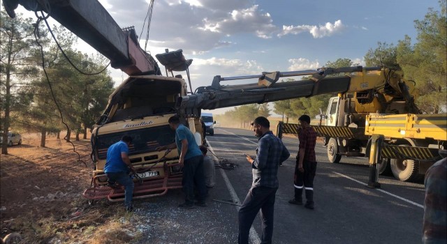Şanlıurfada devrilen vincin sürücüsü yaralandı