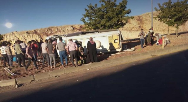 Şanlıurfada işçi servisi devrildi: 10 yaralı