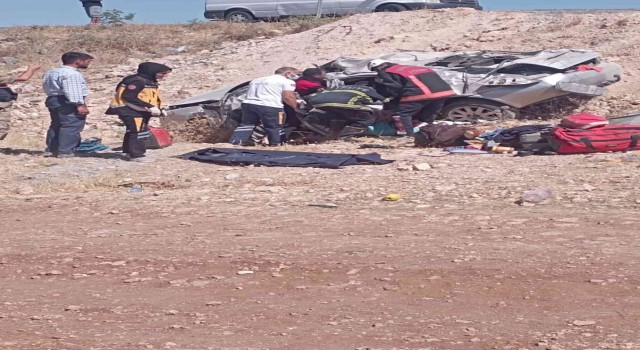 Şanlıurfada otomobil şarampole devrildi: 1 ölü, 1 yaralı