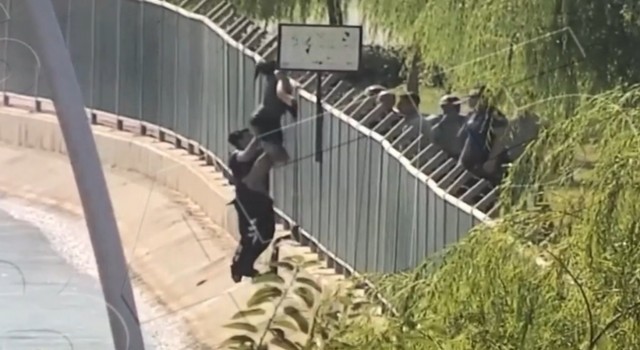Şanlıurfada sulama kanalına düşen kadını yunus polisi kurtardı