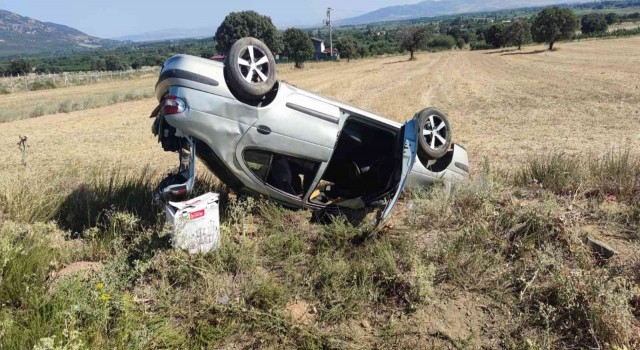 Şarampole devrilen otomobildeki 3 kişi yaralandı