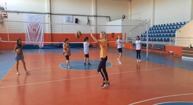 Sarıgölde voleybol kursuna yoğun ilgi