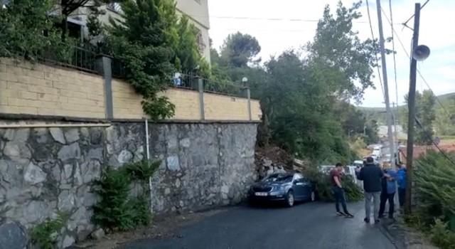 Sarıyerde 10 katlı bir binanın istinat duvarı çöktü. Duvar park halindeki aracın üzerine devrilirken, bina tedbir amaçlı boşaltılıyor.