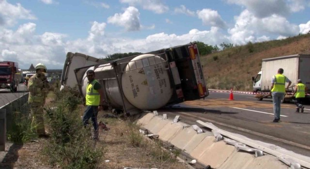 Sarıyerde tanker yola devrildi: Şoför ağır yaralandı