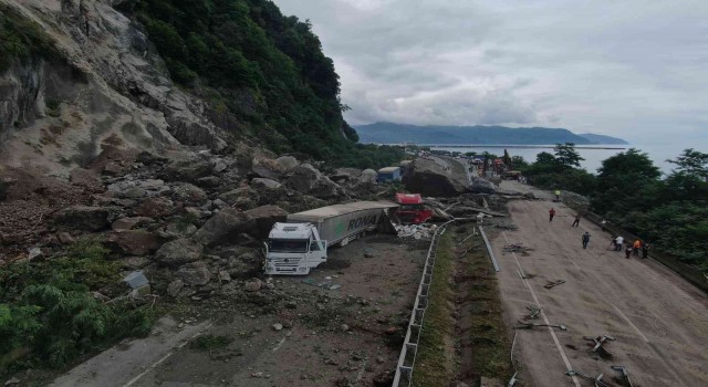 Sarp Sınır Kapısına giden yolu trafiğe açmak için çalışmalar sürüyor