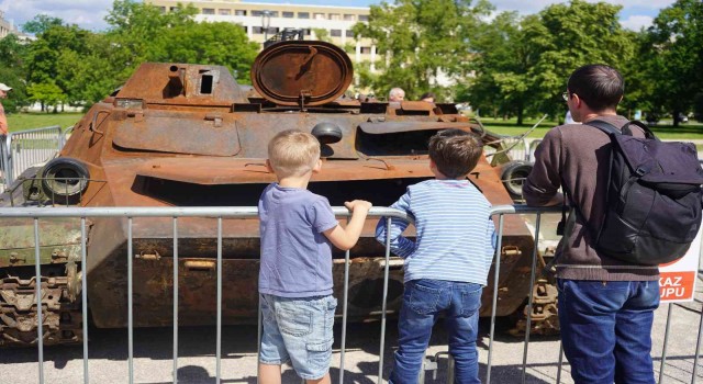 Savaşta ele geçirilen Rus tankları Pragda sergileniyor