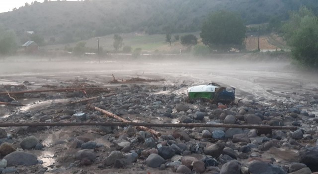 Sebende taşan dereler binlerce liralık zarara sebep oldu