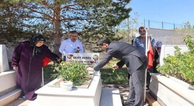 Şehit Bedirhan bebek ve annesi mezarı başında anıldı