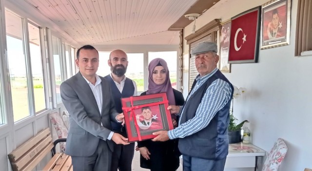 Şehit Ömer Halisdemirin portresini bin 500 ilmekle 1 yılda işledi