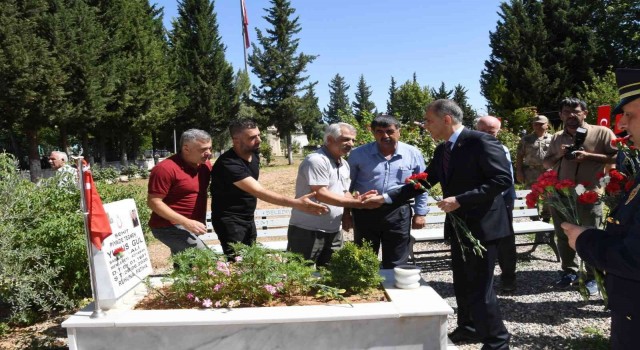 Şehitlerin kabrine karanfil bırakıldı