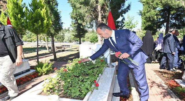 Şehitlikte duygusal anma