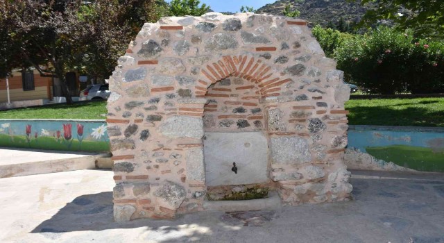 Şehzadeler Belediyesi tarihi dört çeşmeyi restore etti