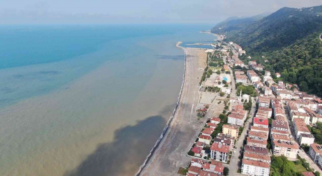 Sel suları Karadenizi kahverengiye bürüdü