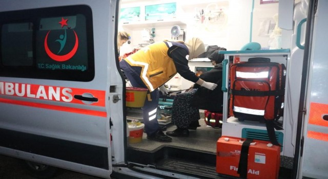 Selde yolu kapanan köydeki hasta helikopterle hastaneye getirildi