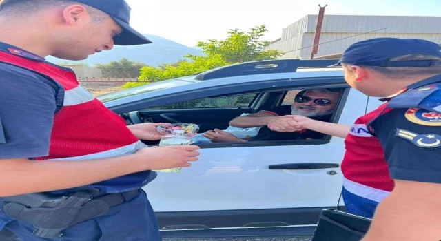 Seydikemer Jandarmadan kolonya ve çikolatalı bayram uygulaması
