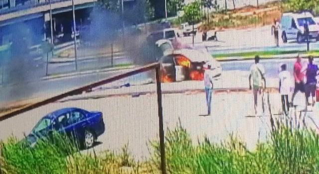 Seyir halinde alev alan otomobilden inip araç yanarken bagajdaki valizleri kurtarmanın derdine düştüler