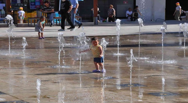 Sıcaktan bunalan çocuklar fıskiyelerde serinledi