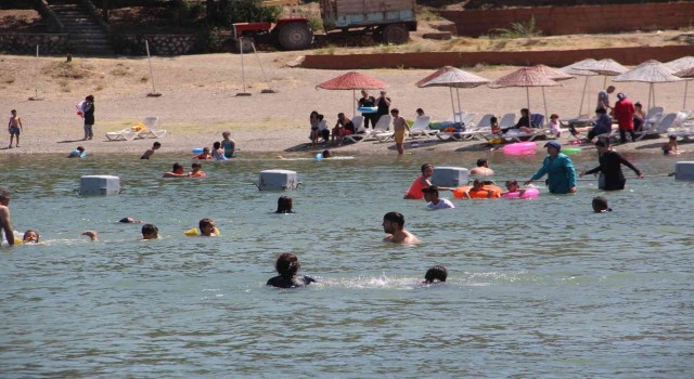 Sıcaktan bunalanlar Hazar Gölüne akın etti, plajlar Ege ve Akdenizi aratmadı