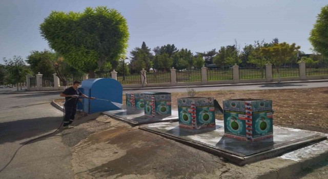 Siirtte çöp konteynerleri yıkanarak dezenfekte ediliyor