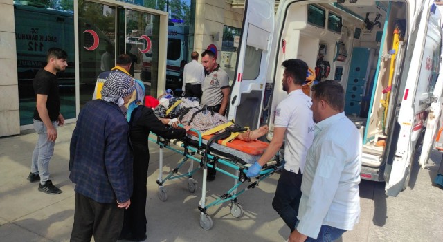 Siirtte tarım aracı devrildi: 2si kadın, 3 yaralı