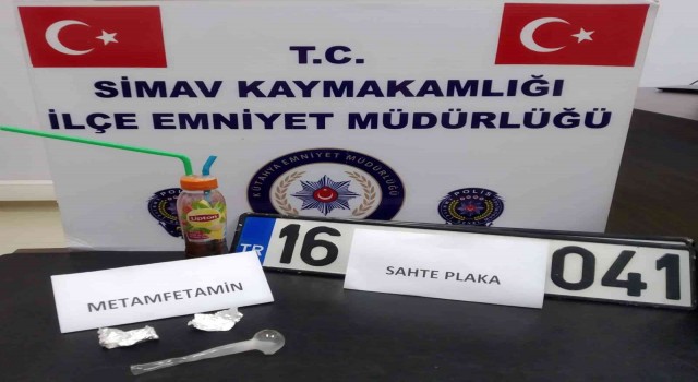 Simavda sahte plakalı araçta uyuşturucu ele geçirildi