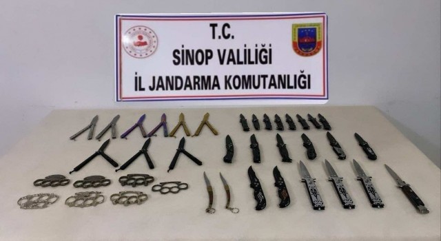Sinopta bir şahıstan çok sayıda yasaklı bıçak ele geçirildi