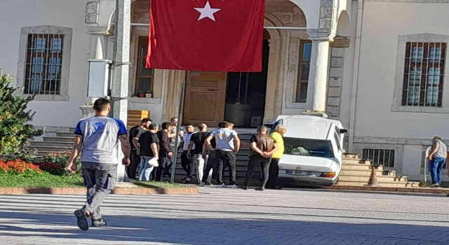 Sinopta ilginç kaza: Otomobil adliye merdivenlerine çıktı