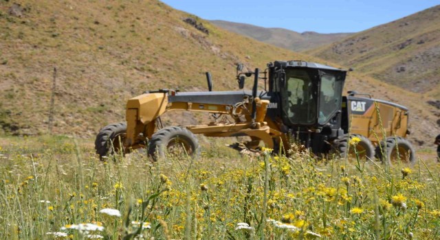 Şırnak yaylalarında hummalı yol onarma çalışması