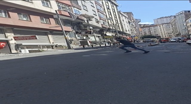 Şişlide ilginç anlar: Eşinin tutuklandığını öğrenince eşyaları sokağa attı