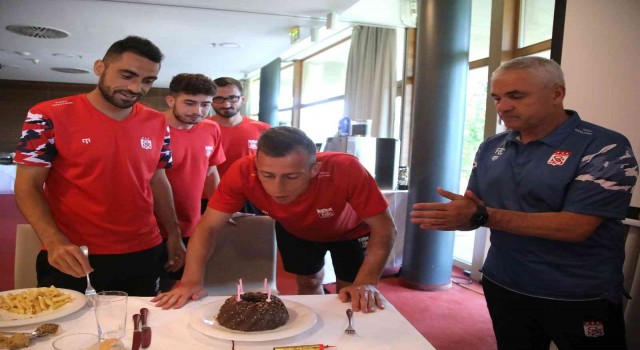 Sivassporda kaptan Hakan Arslana sürpriz doğum günü