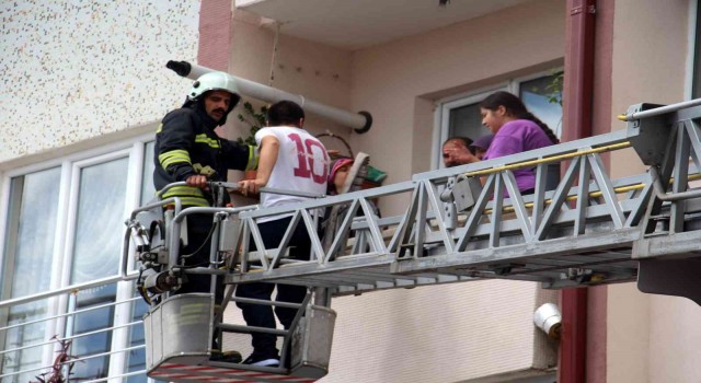 Sivasta apartmanın bodrumunda çıkan yangın paniğe neden oldu