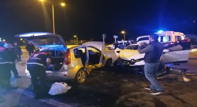 Sivasta iki otomobil çarpıştı: 8 yaralı