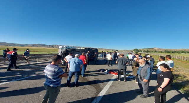 Sivasta kamyonet devrildi, 5 kişi yaralanırken anayol trafiğe kapandı