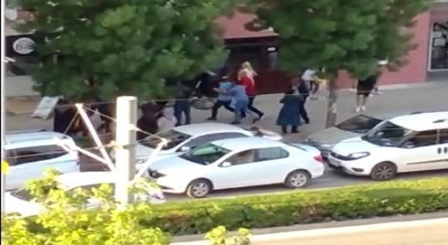 Sokak ortasındaki kavga cep telefonu kameralarına yansıdı