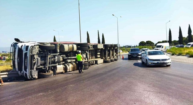 Sökenin tartışmalı kavşağında bu kez tır devrildi. Felaket bir otomobili teğet geçti