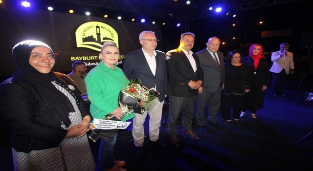 Şölenlerde sahne sırası Bayburtlu sanatçılarındı