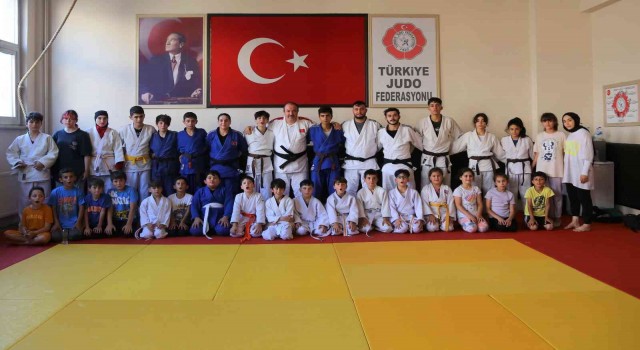 Spor İl Müdürü, minik judocular ile mindere çıktı