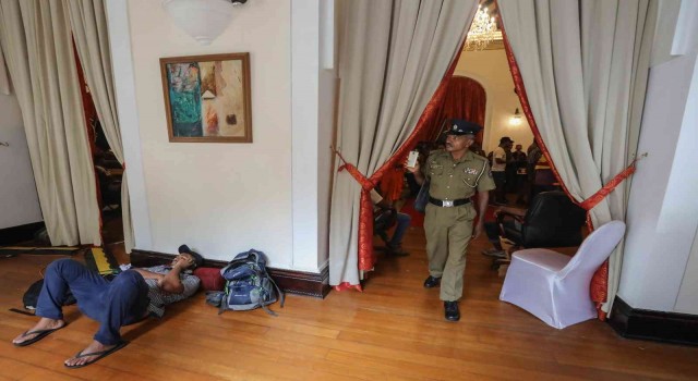 Sri Lankada protestocular başkanlık konutundan ayrılmıyor